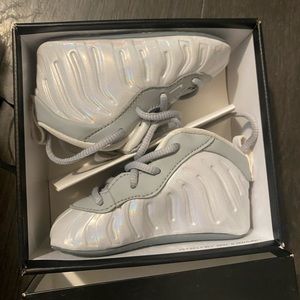 Nike lil posite one, smoke gray/white, size 4c like new!